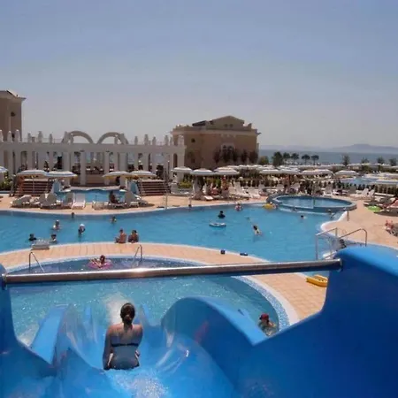 Private In 5-star Sunset Resort, Апартхотел *